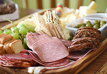 How to Create the Ultimate Charcuterie Board for Entertaining